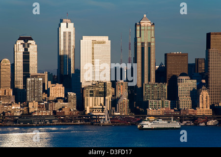Seattle, Washington Sonnenuntergang mit Blick auf die Elliott Bay mit Fähren und Schlepper Kreuz und quer über den Puget Sound-Bereich. Stockfoto