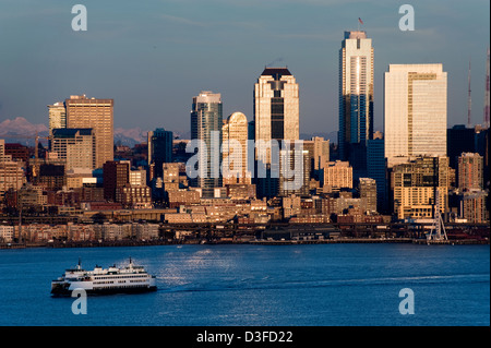 Seattle, Washington Sonnenuntergang mit Blick auf die Elliott Bay mit Fähren und Schlepper Kreuz und quer über den Puget Sound-Bereich. Stockfoto
