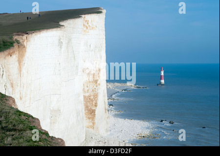 Die Kreidefelsen am Beachy Head in an der Südküste Englands, die Bestandteil der South Downs National Park und den Leuchtturm Stockfoto