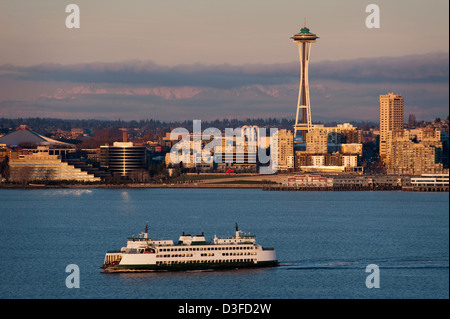 Washington State Ferry Köpfe in Richtung Bainbridge Island Kreuzung vor der Space Needle aus der 1962 Welten Fair. Stockfoto
