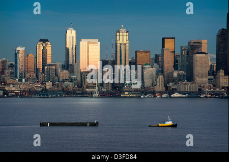 Seattle, Washington Sonnenuntergang mit Blick auf die Elliott Bay mit Fähren und Schlepper Kreuz und quer über den Puget Sound-Bereich. Stockfoto