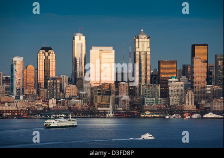 Seattle, Washington Sonnenuntergang mit Blick auf die Elliott Bay mit Fähren und Schlepper Kreuz und quer über den Puget Sound-Bereich. Stockfoto