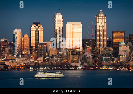 Seattle, Washington Sonnenuntergang mit Blick auf die Elliott Bay mit Fähren und Schlepper Kreuz und quer über den Puget Sound-Bereich. Stockfoto
