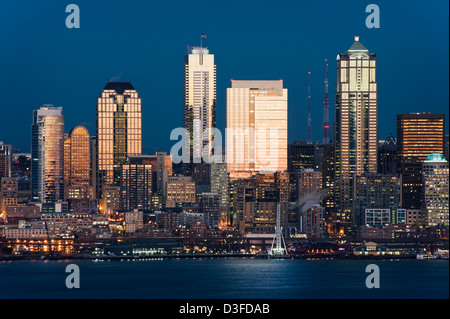 Seattle, Washington Sonnenuntergang mit Blick auf die Elliott Bay mit Fähren und Schlepper Kreuz und quer über den Puget Sound-Bereich. Stockfoto
