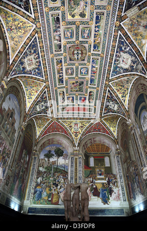 Die Libreria Piccolomini verziert mit Fresken von Bernardino Pinturicchio in Libreria Piccolomini in der Duomo in Siena Stockfoto