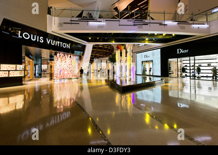 Geschäfte im Inneren Kristalle im CityCenter Shopping Center speichert, Las Vegas, Nevada, USA Stockfoto