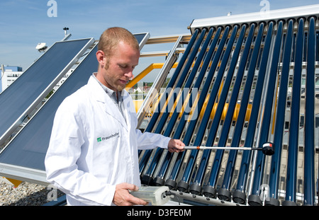 Freiburg, Deutschland, für einen Mitarbeiter auf dem Dach des Fraunhofer-Instituts für solare Energie-Systeme ISE Stockfoto