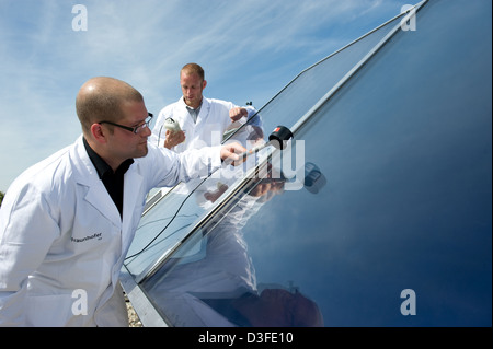 Freiburg, Deutschland, für einen Mitarbeiter auf dem Dach des Fraunhofer-Instituts für solare Energie-Systeme ISE Stockfoto