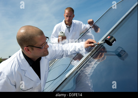 Freiburg, Deutschland, für einen Mitarbeiter auf dem Dach des Fraunhofer-Instituts für solare Energie-Systeme ISE Stockfoto