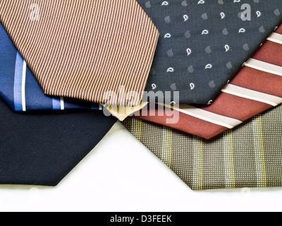 Bunte Krawatten isoliert auf weißem Hintergrund Stockfoto