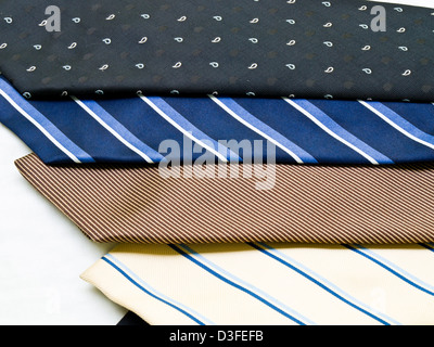 Bunte Krawatten isoliert auf weißem Hintergrund Stockfoto