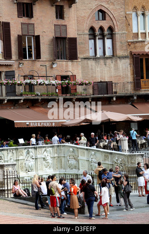 Touristen, die versammelten sich um die Fonte Gaia in Piazza del Campo in Siena Italien Stockfoto