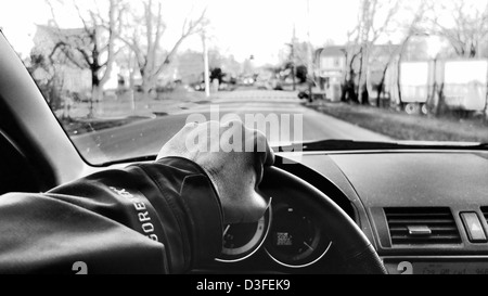 Egoperspektive Mannes fahren Autos mit Lenkrad und Hand. Schwarz und weiß. Stockfoto