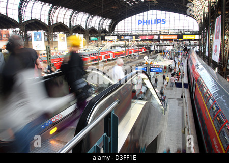 Hamburg, Deutschland, Rolltreppen zu den Bahnsteigen in der Hamburger Zentrale Stockfoto