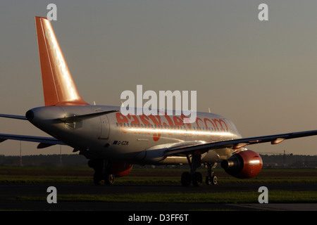 Schönefeld, Deutschland, Easyjet Flugzeug auf dem Rollfeld des BBI Stockfoto