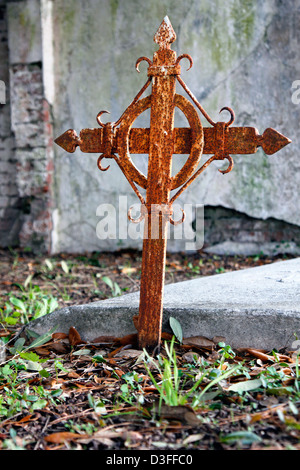 Rostige Eisernes Kreuz in Friedhof Stockfoto