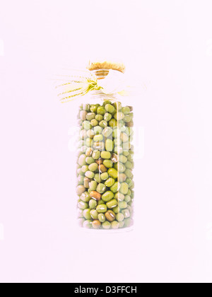 Glasflasche grüne Bohnen isoliert auf weißem Hintergrund. Stockfoto