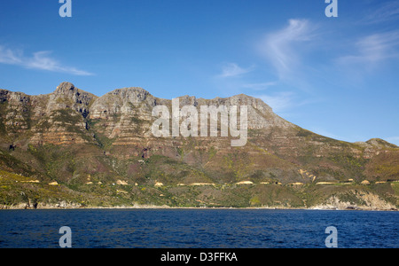 Chapmans Peak Drive von Hout Bay in Cape Peninsula, Südafrika gesehen. Stockfoto