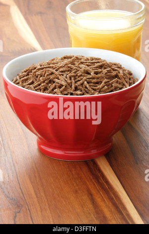 In eine schöne French Cafe au Lait Schale serviert leckere Müsli, Kleie, reich an Ballaststoffen, hoch Stockfoto