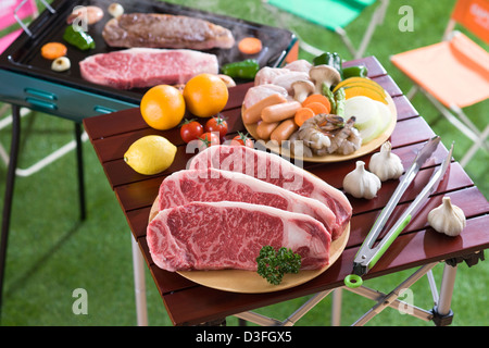 Fleisch und Gemüse auf Tisch zum Grillen Stockfoto