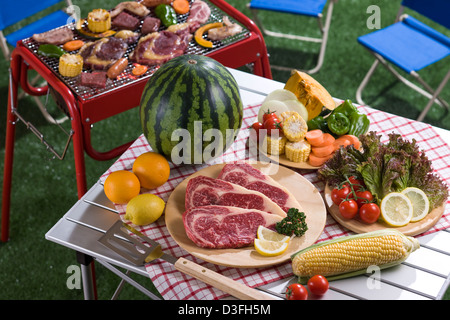 Fleisch und Gemüse auf Tisch zum Grillen Stockfoto