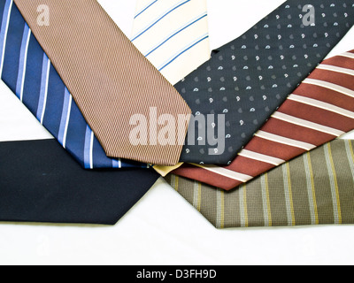 Bunte Krawatten isoliert auf weißem Hintergrund Stockfoto