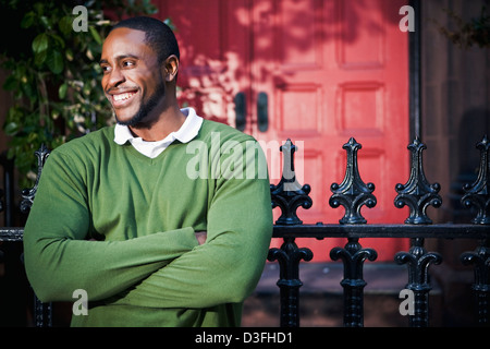 Junge hübsche schwarze Porträt eines Mannes in der Universität Stockfoto
