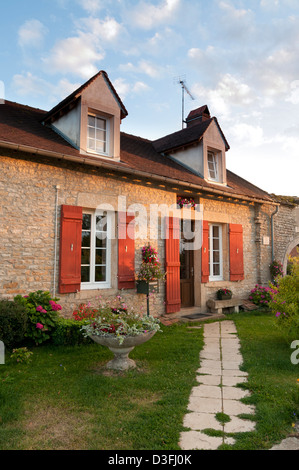 Stein-Ferienhaus im Dorf von Châteauneuf En Auxois, Côte d ' or, Bourgogne, Frankreich Stockfoto