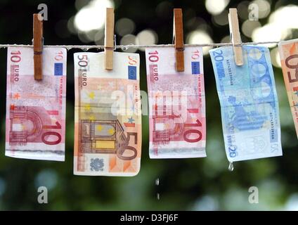 (Dpa) - Euro-Banknoten an einer Wäscheleine um 18. Juli 2003 in Düsseldorf, Trocknen hängen. Geldwäsche bewegt sich zunehmend in den Mittelpunkt des Interesses für die steuerliche Inverstigators. Fast 1.800 Susbect Berichte wurden allein im vergangenen Jahr an das Nord-Rhein-Westfälischen State Bureau of Untersuchung eingereicht. Dies wurde einen neuen Höchststand. Der Suspecion einer Straftat war sub Stockfoto