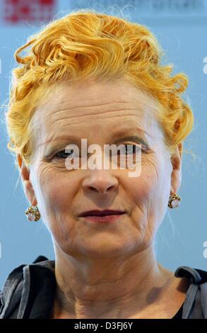 (Dpa) - Star-Designerin Vivienne Westwood im Bild während der Präsentation der neuesten Designs ihrer Mode Klasse Schüler an der Schule der Künste in Berlin. 18. Juli 2003. Eine internationale jury, unter denen der belgischen Modedesigner Walter van Beirendonck, beurteilt die Arbeit der Absolventen und vergeben Praktika für junge Talente. Stockfoto
