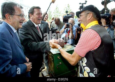 (Dpa) - German Chancellor Gerhard Schroeder (C) und Präsidenten der Europäischen Kommission, Romano Prodi, Lächeln und lachen, während sie umgeben von einer krähte stehen Fotografen vor einem Mann mit einem Hand-Orgel in Berlin, 18. Juli 2003. Schroeder und Prodi ging am Fuß durch die Innenstadt und arbeiten gestartet. Laut einem Sprecher sprach beide Politiker über die r Stockfoto