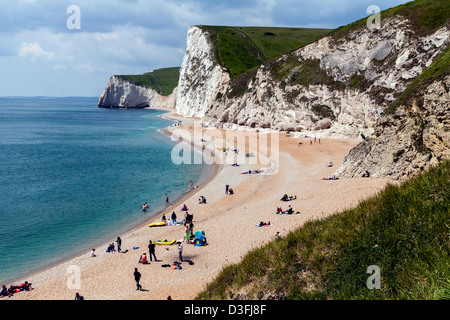 Durdle Door (manchmal geschrieben Durdle Dor) ist ein natürlicher Kalkstein Bogen an der Jurassic Coast in der Nähe von Lulworth in Dorset, England Stockfoto