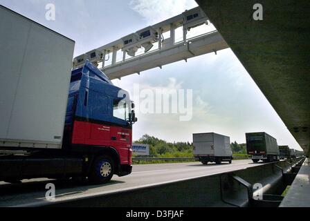 (Dpa) - ein LKW ist knapp unterhalb der Aufnahme-Installation für die Abgabe der Autobahnmaut für LKW und LKW auf der Autobahn A3 bei Idstein, Deutschland, 16. Juli 2003 übergeben. Profi-Mechaniker und Garagen fordern, dass die Maut nur eingeführt werden sollten, wenn alle LKW und LKW mit dem nötigen Equipment ausgestattet werden würde die Maut registriert. Ansonsten Stockfoto