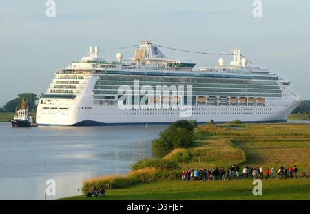 (Dpa) - der Ozean-Kreuzfahrtschiff "Serenade of Seas" vergeht eine Gruppe von Zuschauern auf dem Weg zur Nordsee, Papenburg, Deutschland, 12. Juli 2003. Der Kreuzer ist 293,2 Meter lang und hat eine eingetragene Tonnage von 90090. Die "Serenade" verfügt über 1.000 Kabinen und bietet Platz für bis zu 2.110 Passagiere. 78.600 hp-Laufwerk der Cruiser. Die "Serenade of the Seas" ist das letzte vorerst Stockfoto