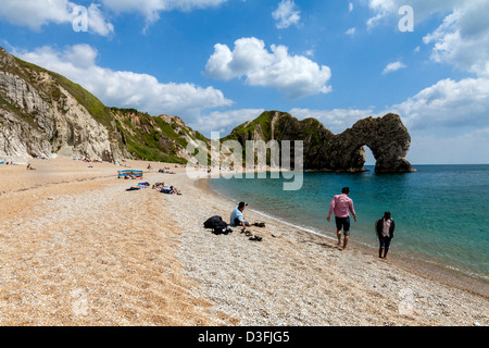 Durdle Door (manchmal geschrieben Durdle Dor) ist ein natürlicher Kalkstein Bogen an der Jurassic Coast in der Nähe von Lulworth in Dorset, England Stockfoto