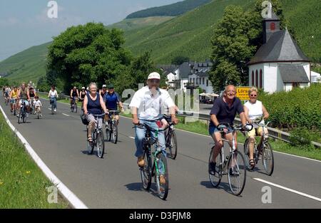 (Dpa) - Tausende Hobby-Radfahrer nutzen Sie die Chance auf einen autofreien Tag eine Tour entlang einem Feldweg durch die Weinberge im Mosel-Tal in der Nähe von Loersch, Deutschland, 15. Juni 2003 zu machen. Stockfoto