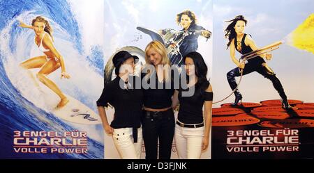 (Dpa) - Schauspielerinnen Drew Barrymore, Cameron Diaz und Lucy Liu (L-R), Hauptfiguren in dem neuen Film "Charlie's Angels Full Throttle", haben Spaß posiert in Berlin, 8. Juli 2003. Mit ihrem Charme begeistert die Hollywood-Stars Besucher auf der ersten Nacht Party. Stockfoto