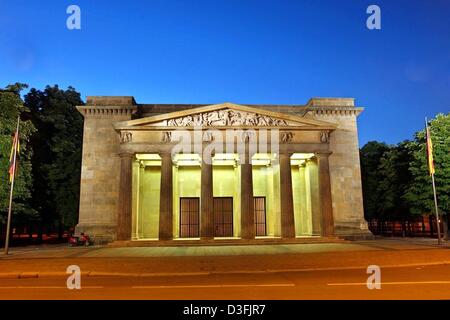 (Dpa) - ein Blick auf die beleuchtete Neue Wache (neue Wachhaus) in Berlin, 30. Juni 2003. Der zentrale Erinnerungsort an die Straße Unter Den Linden wurde von 1816 bis 1818 nach einem Entwurf von Karl Friedrich Schinkel errichtet. Zu Zeiten der DDR es diente als ein Denkmal für die Opfer des Faschismus und Militarismus und wurde von einem wechselnden Wächter bewacht. Nach der deutschen reunificatio Stockfoto