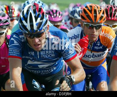 (Dpa) - vier Mal Tour de France-Sieger Lance Armstrong (L) des Teams uns Postal-Berry Floor Fahrten in die Packung vor niederländischen Radrennfahrer Michael Boogerd (R) das Team Rabobank, während die zweite Etappe der Tour de France in La Ferte-Sous-Jouarre, Frankreich, 7. Juli 2003. Die zweite Etappe führte von La Ferte-Sous-Jouarre zu Limousine über eine Distanz von 204,5 km. Stockfoto