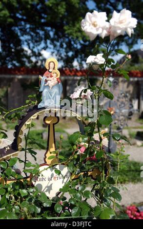 (Dpa) - steht ein Bild von Maria und Jesus am Kreuz auf einem Grab auf dem Friedhof von Frauenchiemsee Benediktinerkloster auf der Fraueninsel (Frauen Insel) im See Chiemsee in Bayern, Deutschland, 7. Juli 2003. Die Schrift auf dem weißen Herzen liest "Ruhe in Frieden" (Ruhe in Frieden). Der Gründer des Klosters war Duke Tassilo, und es wurde von Bischof Virgil von Salzburg geweiht Stockfoto