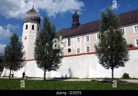 (Dpa) - ein Blick auf das Benediktiner-Kloster Frauenchiemsee auf der Fraueninsel (Frauen Insel) in See Chiemsee in Bayern, Deutschland, 7. Juli 2003. Der Gründer des Klosters war Duke Tassilo, und es wurde von Bischof Virgil von Salzburg in 782 geweiht. Das Kloster wurde von Karl der Grosse (Charlemagne) in 788, aufgenommen, die es an seinen Enkel Ludwig der deutsche weitergegeben. Die Höhe des con Stockfoto