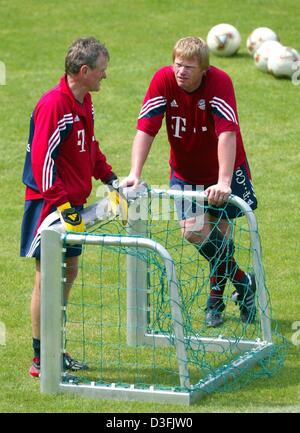 (Dpa) - Oliver Kahn (R), der Torhüter der deutschen Fußballclub FC Bayern München, spricht mit Torwart-Trainer Sepp Maier, ehemalige Nationaltorwart im Trainingslager in Leipzig, Deutschland, 8. Juli 2003. Die Bundesliga-Meister bereiten Sie für die Saison 2003/2004, die Anfang August beginnt. Stockfoto