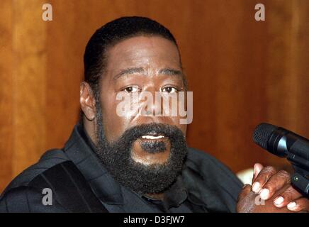 (Dpa-Dateien) - US-Sänger Barry White, während einer Pressekonferenz in Hamburg, 12. Oktober 1999 abgebildet. Die Soul-Legende starb am 4. Juli 2003 in Los Angeles nach Nierenversagen und einen Schlaganfall zu erleiden. Er war 58. Mit hohem Blutdruck jahrelang, die Probleme mit den Nieren und Dialyse-Behandlung führte, begann er im Herbst letzten Jahres ein Nierenspender suchen. Weisse rose zum Ruhm in den 19 Stockfoto