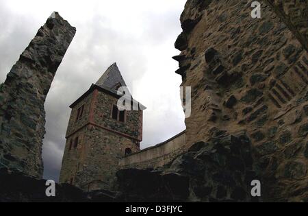 (Dpa) - ein Blick auf die Ruinen der Burg Frankenstein in Muehltal, Germany, 2. Juli 2003. Burg Frankenstein ist die nördlichste Burg entlang der "Bergstraße" (Bergstraße). Der germanische Stamm der Franken eroberten das Gebiet der Stadt Darmstadt auf etwa 500 n. Chr. rund 40 Kilometer südlich von Frankfurt Main. Damit eroberte sie auch einen nahen Steinbruch (auf Deutsch "Steinbruch") Stockfoto