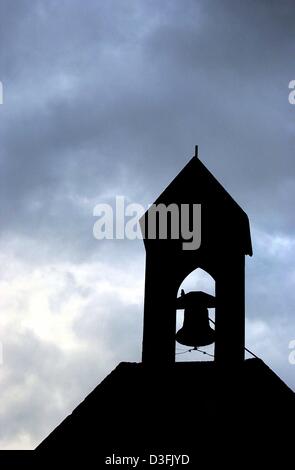 (Dpa) - die Silhouette des Glockenturms an der kleinen Kapelle auf Burg Frankenstein ist gegen den bewölkten Himmel in Muehltal, Germany, 2. Juli 2003 gesehen. Burg Frankenstein ist die nördlichste Burg entlang der "Bergstraße" (Bergstraße). Der germanische Stamm der Franken eroberten das Gebiet der Stadt Darmstadt auf etwa 500 n. Chr. rund 40 Kilometer südlich von Frankfurt Main. Mit Stockfoto