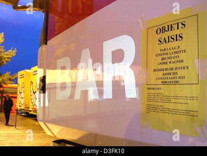 (Dpa) - stecken ein Plakat "Beschlagnahmt-Objekt" zu sehen, ist das Lesen an der Tür eines LKW des Formel1 Teams BAR (British American Racing) in Magny-Cours, Frankreich, 4. Juli 2003, der erste Tag der Praxis in die französische Formel Eins Grand Prix. Französische Polizei und Gerichtsvollzieher beschlagnahmt BAR Autos und Ausrüstung einschließlich LKW spät am 3 Juli nach einem Gerichtsbeschluss. BAR sind von der Monaco pro verklagt Stockfoto