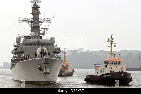 (Dpa) - zwei Schlepper führen die britische Fregatte HMS St Albans in Tripitz Hafen in Kiel, Deutschland, 3. Juli 2003. HMS St Albans ist 133 Meter lang und 16 Meter breit und es gehört zu den modernsten Schlachtschiffe der Royal Navy. Das Schiff wird überholt und verbleibt bis 8. Juli 2003 in Kiel. Danach die Fregatte wird weiter seinen Weg auf das Baltci Meer und parti Stockfoto