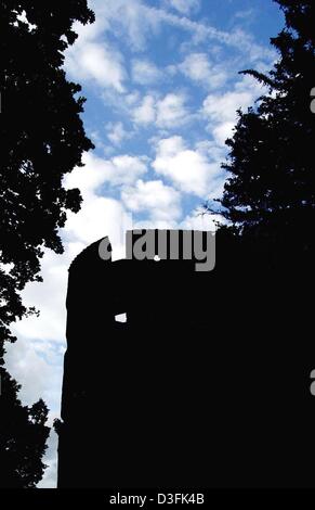 (Dpa) - einen gruseligen Blick auf einen der Türme in den Ruinen der Burg Frankenstein in Muehltal, Germany, 2. Juli 2003. Burg Frankenstein ist der nördlichste Castel entlang der "Bergstraße". Der germanische Stamm der Franken eroberten das Gebiet der Stadt Darmstadt auf etwa 500 n. Chr. rund 40 Kilometer südlich von Frankfurt Main. Damit erobert sie auch einen nahen Steinbruch (auf Deutsch "Stein Stockfoto