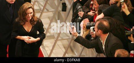 (Dpa) - US-Schauspielerin Angelina Jolie (L) Spaziergänge entlang dem roten Teppich vor der Deutschlandpremiere des Films "Alexander" im Cinedom in Köln, 17. Dezember 2004. Stockfoto