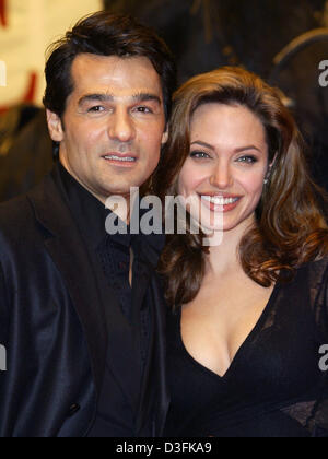 (Dpa) - US-Schauspielerin Angelina Jolie und ihrem Kollegen Erol Sander für die Deutschlandpremiere des Films "Alexander" im Cinedom in Köln, 17. Dezember 2004 kommen. Stockfoto